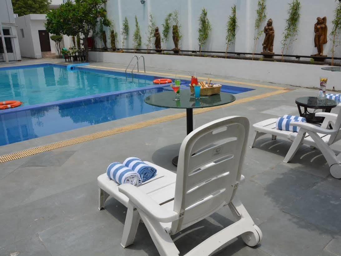 Vibe By The Lalit Traveller Hotel Faridabad Exterior photo