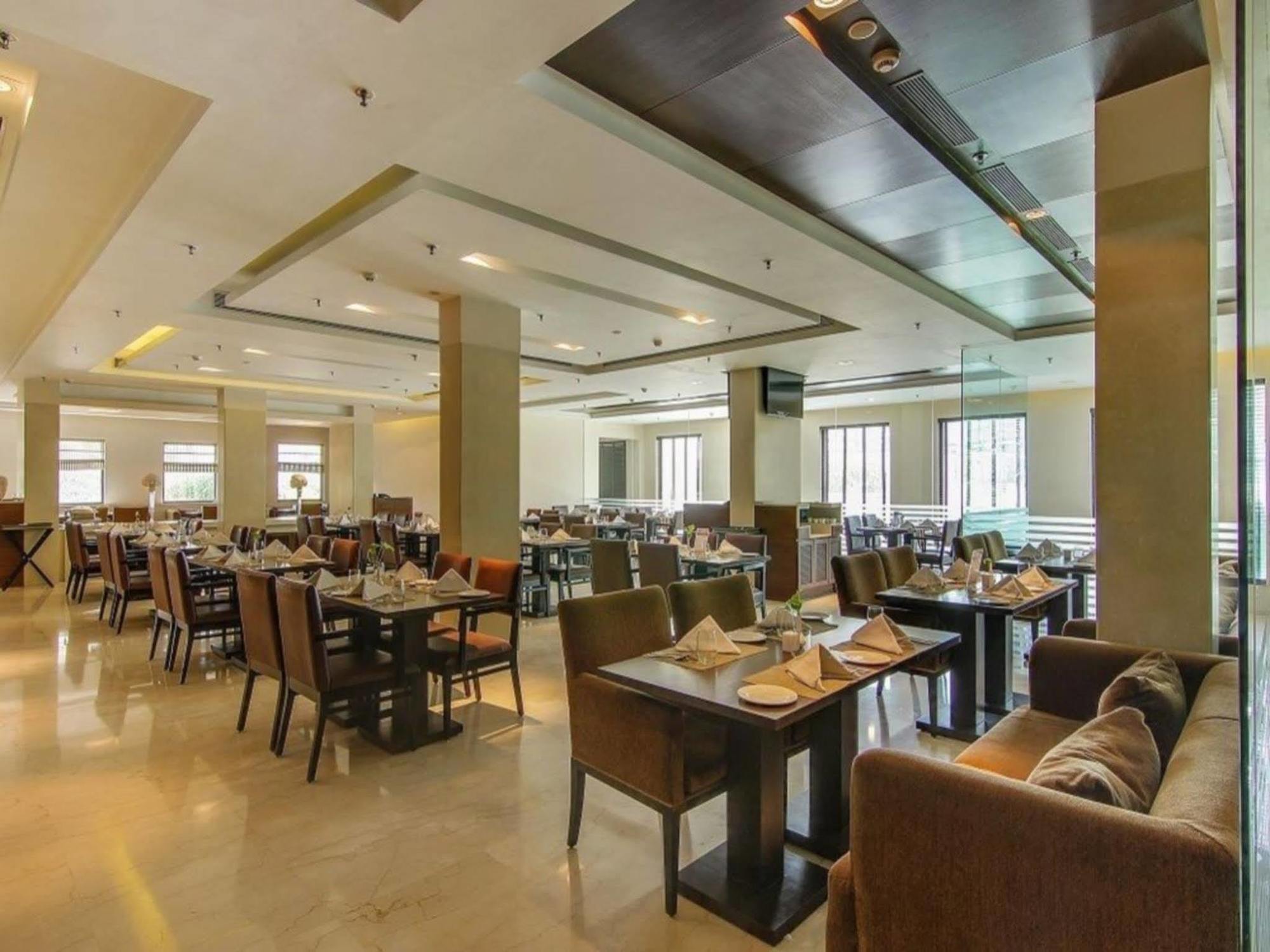 Vibe By The Lalit Traveller Hotel Faridabad Exterior photo