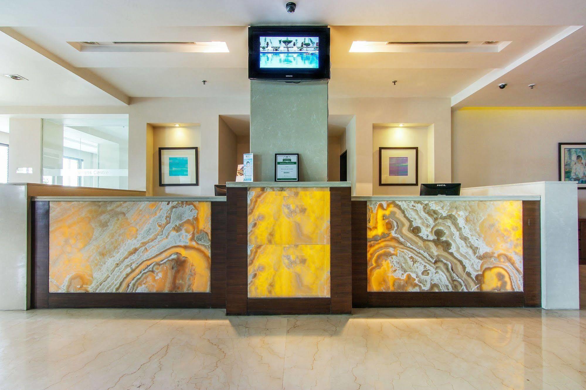 Vibe By The Lalit Traveller Hotel Faridabad Exterior photo