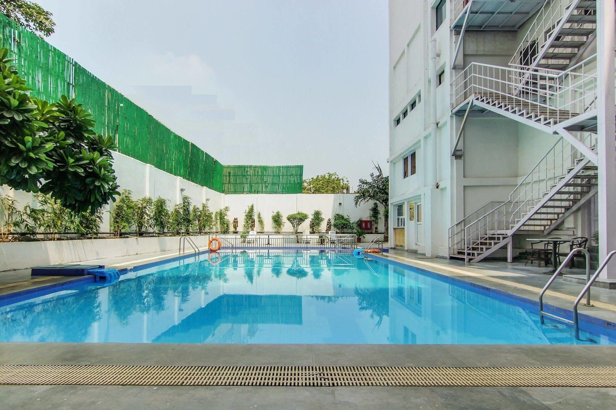 Vibe By The Lalit Traveller Hotel Faridabad Exterior photo