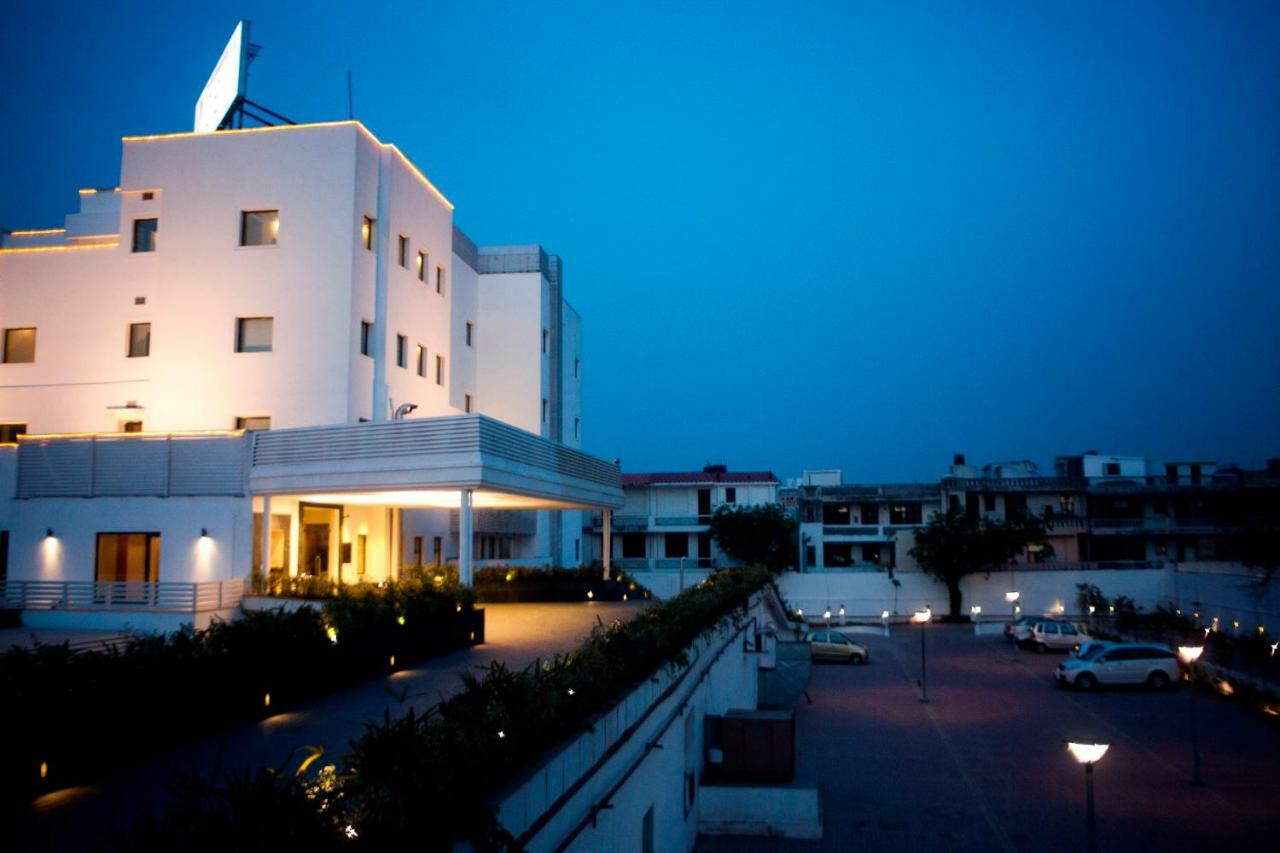 Vibe By The Lalit Traveller Hotel Faridabad Exterior photo